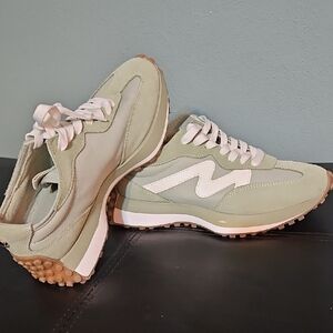 Stylish Steve Madden Women's Sneakers in Green And White